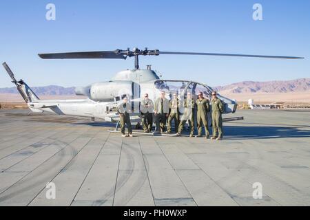 AH-1W SuperCobra Piloten mit Marine Leichter Hubschrauber Attack Squadron 775, Marine Flugzeuge Gruppe 41, 4 Marine Flugzeugflügel, für ein Gruppenfoto posieren, während integrierte Ausbildung Übung 4-18 bei Marine Corps Air Ground Combat Center Twentynine Palms, Calif., 21. Juni 2018. HMLA-775, auch bekannt als "kojoten", vorausgesetzt Air Combat element Unterstützung für Marine Air Ground Task Force 23 während ITX 4-18. Stockfoto