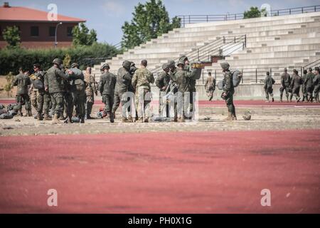 Fallschirmjäger vom 1.BATAILLON, 503Rd Infanterie Regiment richtig Dawn auf ihre Fallschirme, zusammen mit unseren Spanischen NATO-Verbündeten. Alle Fallschirmjäger müssen ordnungsgemäß Rig selbst und es Airborne Bruder um Airborne sustainment absolvieren. Stockfoto