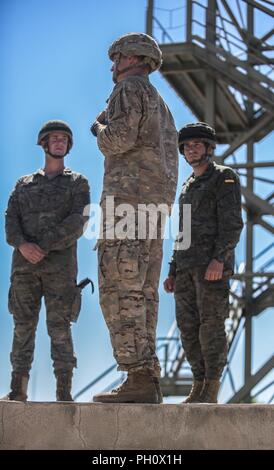 Fallschirmjäger vom 1.BATAILLON, 503Rd Infanterie Regiment conduct Fallschirmlandung fällt (PLFs) entlang unserer Spanischen NATO-Verbündeten Seite. Alle Fallschirmjäger verhalten müssen vier richtige PLFs um Airborne sustainment absolvieren. Stockfoto