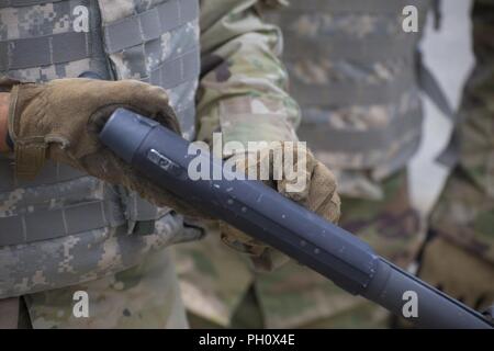 Spc. Corey Adams mit Alpha Company, 1.BATAILLON, 161 Infanterie Regiment, 81th Stryker Brigade Combat Team, lädt eine M500 Shotgun während der kurzen Strecke Treffsicherheit Ausbildung an der Yakima Training Center, Yakima, Washington, 21. Juni, 2018. Kurze Reichweite Treffsicherheit Training hilft Soldaten ihre Genauigkeit in städtischen Kampfsituationen erhöhen. Stockfoto