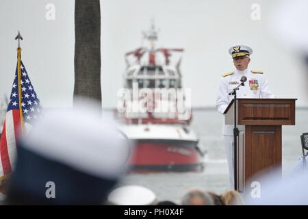 Konteradmiral Todd Sokalzuk, die Küstenwache 11 Commander, den Vorsitz über die Küstenwache Sektor Los Angeles-Long Beach Ändern des Befehls an der Basis in San Pedro, Kalifornien, 22. Juni 2018. Während der Zeremonie Kapitän Monica Rochester ersetzt Kapitän Charlene Downey als Commander. Stockfoto