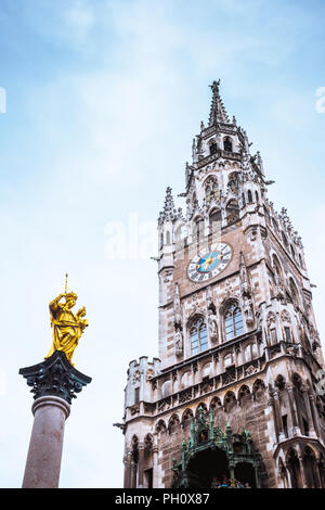 Obelisk vor Munchen City Hall, Deutschland Stockfoto