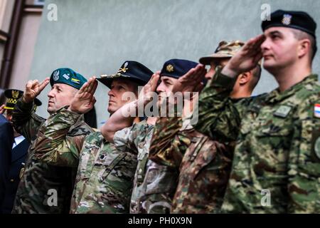 (Von links nach rechts) Polnische Brig. Gen. Jarosław Gromadziński, US-Armee Oberstleutnant Adam Lakai, U.K. Maj. Ben Parkyn, Rumänisch Maj Musat Octavian, und kroatischen Kapitän Dario Biljeskovic, Salute während der Eröffnungsfeier der Speicher Kammer Museum der Allgemeine Kuklińskiego mit Battle Group Polen in Warschau, Polen, 22. Juni 2018. Battle Group Polen ist ein einzigartiges, multinationale Koalition von USA, Großbritannien, Kroatischen und rumänischen Soldaten, die mit der polnischen 15 mechanisierte Brigade als Abschreckung Kraft zur Unterstützung des NATO-enhanced Vorwärts Präsenz Initiative dienen. Stockfoto