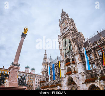 Obelisk vor München Rathaus, Marienplatz, Deutschland Stockfoto