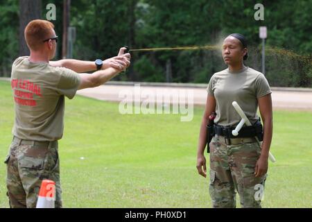 Spc. Karima Liburd, Virgin Islands National Guard seiner 661 Militär Polizei Recht und Ordnung Loslösung, bereitet eine Oleoresin capsicum (OC) Spritz- und X26-Serie taser Hindernisparcours nach OC gesprüht als Teil des jährlichen Trainings an ft zu beginnen. Polk, LA, 21. Juni 2018. Dieses Training erneut und setzen die Mitglieder der seiner 661 Militär Polizei Recht und Ordnung Loslösung militärischer berufliche Spezialität zu verwenden. Stockfoto