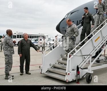 Mitglieder aus den 127 Air Refuelling Group, Selfridge Air National Guard Base, mich nach Hause kommen vom Internationalen Flughafen Riga, Lettland unterstützt mehrere Woche lange Übung, Sabre Streik 18. Am 22. Juni 2018. Die 127 Air Refuelling Group durchgeführt der Luftbetankung zu den Michigan Air National Guard A-10 Thunderbolt IIs und Colorado Air National Guard F-16 Fighting Falcons, die Flugzeuge ihre Projektion von Air Power zu verlängern. Sabre Streik ist ein langjähriger US-Army Europe - LED-kooperative Ausbildung, die Bereitschaft und die Interoperabilität zwischen Alliierten und Regio zu verbessern Stockfoto