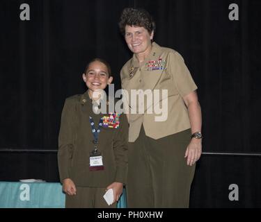 Us Marine Corps Generalmajor Loretta Reynolds, rechts, kommandierender Offizier, US Marine Corps Cyber Command, posiert für ein Foto mit Sophia Righthouse, junge Marine und Gastredner, während der Gemeinsamen Frauen Leadership Symposium 2018 (JWLS), San Diego, Calif., 21. Juni 2018. JWLS ist die größte jährliche Zusammenkunft von Frauen in Uniform in der Nation durch das Meer Service Leadership Association gehostet und ist spezialisiert auf preemient berufliche Entwicklung Veranstaltungen auf Frauen, die in der Departement für Verteidigung und Küstenwache, gewidmet. Stockfoto