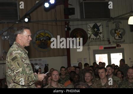 Us-Armee Brig. Gen. James Craig, Kommandeur der Combined Joint Task Force-Horn von Afrika, spricht mit Service Mitglieder während seiner ersten "All Hands" auf Lager Lemonnier, Dschibuti, 23. Juni 2018. Craig spricht jeder, wie wichtig die Person und die Arbeit, die Sie erreichen, ist und dankte ihnen für ihre harte Arbeit. Stockfoto