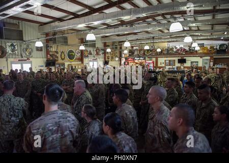 Us-Mitglieder zu Combined Joint Task Force-Horn von Afrika zugeordnet die Teilnahme an "All Hands" auf Lager Lemonnier, Dschibuti, 23. Juni 2018. Us-Armee Brig. Gen. James Craig, Commander, CJTF-HOA, dankte ihnen für ihre harte Arbeit und sprach darüber, wie wichtig jede Person und ihre Aufgabe war, die Mission. Stockfoto