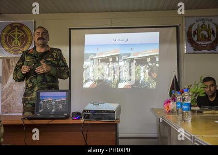 Der Provinz Helmand, in Afghanistan (21. Juni 2018) - Generalmajor Wali Mohammed Ahmadzai, Kommandierender General des Afghanischen Nationalen Armee 215 Corps, gibt eine Rede während einer Brigade commander Pressekonferenz im Camp Shorabak. Konferenz des Kommandanten wurde durch Ahmadzai statt Führung des Korps zu entwickeln und bieten eine gemeinsame Vision, sich vorwärts zu bewegen. Stockfoto