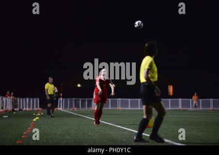 FORT BLISS, Texas. - Kanada Spieler Laura Imhoff wirft die Kugel zurück in das Spiel von der Seitenlinie während des Spiels 2 des Conseil International du Sport Militaire (CISM) Weltweit militärische Frauen Fußball-Europameisterschaft 2018. Internationale militärische Mannschaften weg in Fort Bliss' Stout Feld 22. Juni - 3. Juli 2018 quadrierte die besten Frauen Fußball-Spieler schließlich Krone unter den internationalen Militärs teilnehmen. U.S. Navy Stockfoto