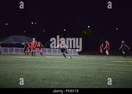 FORT BLISS, Texas. - Niederlande player Valerie Teriele rüstet sich für einen langen Kick downfield zu ihrem Mannschaftskameraden während der Match 2 des Conseil International du Sport Militaire (CISM) Weltweit militärische Frauen Fußball-Europameisterschaft 2018. Internationale militärische Mannschaften weg in Fort Bliss' Stout Feld 22. Juni - 3. Juli 2018 quadrierte die besten Frauen Fußball-Spieler schließlich Krone unter den internationalen Militärs teilnehmen. U.S. Navy Stockfoto