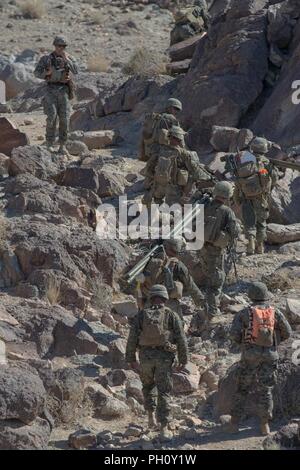 Marines mit 1 Bataillon, 25 Marine Regiment, 4 Marine Division, Durchführung live - feuerwehrübungen auf Palette 400, einen Overhead Feuer Infanterie unternehmen Training Strecke, während integrierte Ausbildung Übung 4-18 bei Marine Corps Air Ground Combat Center Twentynine Palms, Calif., 20. Juni 2018. Bereich 400 ist durch Marine Air Ground Task Force 23 verwendet Gewehr Unternehmen in der Techniken und Verfahren für die Angreifenden befestigten Bereichen auszubilden, und ist eine der dynamischsten live - Feuer in der Marine Corps. Stockfoto