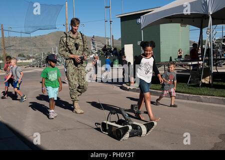 CARSON CITY, Nev (21. Juni 2018) Navy Diver 2. Klasse Adam Renner, Southwest Regional Maintenance Center Alpha Dive Team zugewiesen, demonstriert, wie eine iRobot 310 Kleine Unbemannte Fahrzeug bei einem Nevada District 1 Little League Turnier auf Governor's Feld in Unterstützung von Reno/Carson City Marine Woche betreiben. Die Marine von Community Outreach verwendet die Navy Woche Programm Navy Sailors, Ausrüstung mitbringen und zeigt auf etwa 15 amerikanischen Städten jedes Jahr für eine Woche - lange Zeitplan von outreach-Engagements. Stockfoto