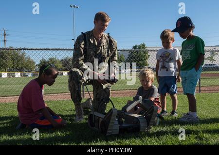 CARSON CITY, Nev (21. Juni 2018) Navy Diver 2. Klasse Adam Renner, Southwest Regional Maintenance Center Alpha Dive Team zugewiesen, demonstriert, wie eine iRobot 310 Kleine Unbemannte Fahrzeug bei einem Nevada District 1 Little League Turnier auf Governor's Feld in Unterstützung von Reno/Carson City Marine Woche betreiben. Die Marine von Community Outreach verwendet die Navy Woche Programm Navy Sailors, Ausrüstung mitbringen und zeigt auf etwa 15 amerikanischen Städten jedes Jahr für eine Woche - lange Zeitplan von outreach-Engagements. Stockfoto