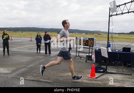 OAK Harbor, Washington (23. Juni 2018) Lt. j.g. Douglas Dupuis beendet ersten während des Open House 5k laufen an der Naval Air Station Whidbey Island (NAS). NAS Whidbey Island Open House ist eine jährliche Veranstaltung, die die Basis für die Öffentlichkeit geöffnet, die für die einzelnen Abschnitte der Flight Line erkunden, über die Geschichte und die künftigen Operationen der Basis Lernen und persönliche Führungen durch verschiedene Flugzeuge, die auf der Basis betreiben. Stockfoto