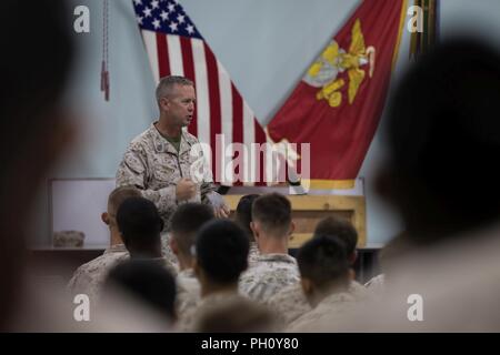 Unbekannten ORT, NAHER OSTEN - US Marine Corps Sgt. Maj. William T. Thurber, der Sergeant Major der US Marine Corps Forces Central Command (MARCENT), Adressen Marines mit Special Purpose Marine Air-Ground Task Force, Krise Response-Central Befehl während ein Town Hall Meeting vom 22. Juni 2018. Thurber und Generalleutnant William D. MARCENT Beydler, der kommandierende General, sprach mit Marines über Bereitschaft und anerkannter Leistungsträger mit Herausforderung Münzen. Stockfoto