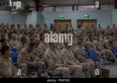 Unbekannten ORT, NAHER OSTEN - US Marine Corps Generalleutnant William D. Beydler, dem Kommandeur der US Marine Corps Forces Central Command (Mitte) spricht mit Marines mit Special Purpose Marine Air-Ground Task Force, Krise Response-Central Befehl während ein Town Hall Meeting vom 22. Juni 2018. Beydler lobte die Arbeit Marines haben und forderte sie bereit zu bleiben und ihre Mission fortsetzen. Stockfoto