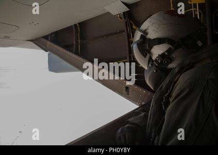 Cpl. Chase Clark, ein tiltrotor Crew Chief mit Marine Medium Tiltrotor Squadron 764, Marine Flugzeuge Gruppe 41, 4 Marine Flugzeugflügel, blickt die offene Rampe eines MV-22 Osprey B während der integrierte Ausbildung Übung 4-18, in der Marine Corps Air Ground Combat Center Twentynine Palms, Calif., 23. Juni 2018. VMM-764, wie "Moonlight" bekannt, ist aus der Marine Corps Air Station Miramar und Air Combat element Unterstützung bei ITX 4-18 zu Marine Air Ground Task Force 23. Stockfoto