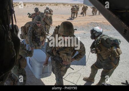 Marines mit Alpha Company, 1.Bataillon, 25 Marine Regiment, 4 Marine Division, begeben Sie sich ein MV-22 Osprey B für einen Air Assault Betrieb während der integrierte Ausbildung Übung 4-18, in der Marine Corps Air Ground Combat Center Twentynine Palms, Calif., 23. Juni 2018. VMM-764, wie "Moonlight" bekannt, ist aus der Marine Corps Air Station Miramar und Air Combat element Unterstützung bei ITX 4-18 zu Marine Air Ground Task Force 23. Stockfoto