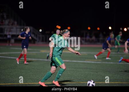 FORT BLISS, Texas. - Elite Frauen aus Frankreich und Deutschland konkurrieren in der El Paso Wärme in Fort Bliss Juni 23, bei der Conseil International du Sport Militaire (CISM) Weltweit militärische Frauen Fußball-Europameisterschaft 2018. Internationale militärische Teams quadrierten weg die besten Frauen Fußball-Spieler schließlich Krone unter den internationalen Militärs teilnehmen. U.S. Navy Stockfoto