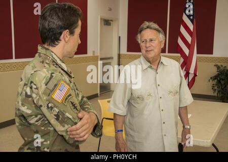 Bob Huber, Bürgermeister von Simi Valley, Kalifornien, spricht mit einem Green Beret während einer Sitzung in Simi Valley, Juni 23, 2018, 10 Special Forces Group (Airborne). Ein Team aus 2.BATAILLON traf mit dem Bürgermeister ihn für das Heben einer Gedenkstätte Banner in der Stadt ihrem gefallenen Mannschaftskamerad, Sgt zu ehren, zu danken. 1. Klasse Stephen Cribben. Cribben, Simi Valley - Eingeborener, war in Aktion in Afghanistan im letzten November getötet. Stockfoto