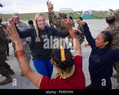 Alaska Army National Guard Sgt. 1. Klasse Michele Weinheimer (links), und die Mitarbeiter der Sgt. Flanity Briones, melden Sie Soldaten der nepalesischen Armee und andere multinationale Mitglieder für modernen Tanz Juni 24, 2018, während kulturelle Veranstaltung, die in Nepal ist ein Teil der Khaan Quest 2018 auf fünf Hügeln, Mongolei. Khaan Quest ist eine kombinierte (multinationalen) Gemeinsame (multi-service) Übung entworfen, um die Fähigkeiten der USA, der Mongolei und anderen Partnerstaaten in internationalen Friedenseinsätzen zu stärken. Stockfoto