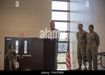 Us Air Force Colonel Paul Quigley, 39th Waffen System Security Group Commander, sitzt vielleicht der 39 Sicherheitskräfte Squadron Ändern des Befehls Zeremonie in Incirlik, Türkei, 22. Juni 2018. Stockfoto