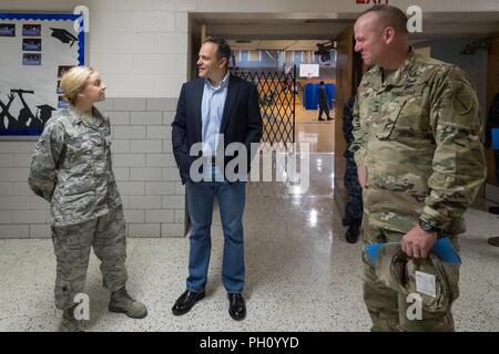 Kentucky reg. Matt Bevin (Mitte) und die US-amerikanische Armee Generalmajor Stephen Hogan (rechts), Adjutant General der Kentucky National Guard, sprechen mit US Air Force Airman 1st Class Bernstein Richie, ein Medic von 123. Airlift Wing die Kentucky der Air National Guard, während einer Tour durch ein Gesundheitswesen Klinik in Lee County High School in Beattyville, Ky., 23. Juni 2018. Die Klinik ist eins von vier, die den Betrieb Bobcat, einer 10-tägigen Mission militärischen medizinischen Truppen mit entscheidenden Ausbildung im Bereich Operations und Logistik zur Verfügung und bietet kostenlose Gesundheitsversorgung für die Bewohner der östlichen Kentucky umfassen. Die cli Stockfoto