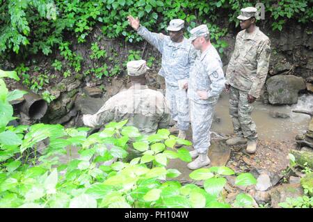 Staff Sgt. Gideon Hurtault, Arbeit site Supervisor, bespricht seinen Plan für den Austausch eines Düker mit Cpt. Stephen Stimson, Kommandeur der 662Nd Engineer Support Unternehmen, am Lager Dawson, West Virginia am 17. Juni. Die Firma auf mehrere Jobs arbeiten, um zu helfen, Soldaten, die auf verschiedenen Geräten trainieren während der jährlichen Ausbildung. Stockfoto