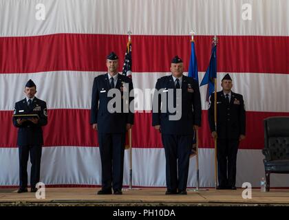 Oberst Michael Colvard, 2. Wartung Gruppenkommandant, übernimmt das Kommando über die 2. Mxg von Oberst David Carlson in Barksdale Air Force Base, La., 15. Juni 2018. Stockfoto