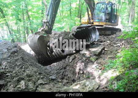 Staff Sgt. Gideon Hurtault, 662Nd Engineer Support Unternehmen, betreibt eine Hyex PC 521 eine alte Abzugskanal im Camp Dawson, West Virginia 20. Juni zu entfernen. Der neue Düker hilft Straße Erosion verringern. Stockfoto