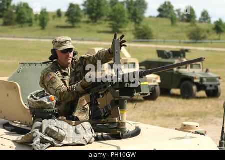 Spc. Cody Smith, ein Radio und Kommunikation über die 211 Wartung Unternehmen und heimisch in Perrysburg, Ohio, löscht ein.50-Kaliber Maschinengewehr für seinen Zug auf einem gunnery qualifizierende Bereich 24. Juni im Camp Äsche gemeinsame Manöver Training Center in Grayling, mich Soldaten der Ohio National Guard darauf vorzubereiten, diese Ausbildung durchführen zu pflegen Bereitschaft für den Fall, dass die kämpfenden Kräfte zum Dienst berufen sind. Stockfoto