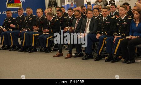 Soldaten und Zivilisten graduieren von William Beaumont Army Medical Center Graduate Medical Education (GME) Programme während der GME-Abschlussfeier 2018 Am 1. Panzerdivision und Fort Bliss Museum, 15. Juni statt. Fast 50 Absolventen abgeschlossene Studiengänge in Residenzen oder Praktika in einem der folgenden GME-Programme: Innere Medizin, orthopädische Chirurgie, allgemeine Chirurgie, Übergangszeit Jahr Praktikum, U.S. Army Graduate Program in der Anästhesie Krankenpflege und die soziale Arbeit Praktikum. Stockfoto