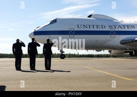 Generalleutnant Kenneth Wilsbach, 11 Kommandeur der Luftwaffe, Oberst David Mineau, 354 Fighter Wing Commander, und Chief Master Sgt. Gen Kapuchuck, Interim 354 FW command Chief Master Sergeant, Salute als Verteidigungsminister Flugzeug Taxis auf der Flucht line Juni 24, 2018 Eielson Air Force Base, Alaska. Verteidigungsminister James N. Mattis' Reise durch die Indo-pazifischen Region gehören Stopps in China, Südkorea und Japan. Stockfoto