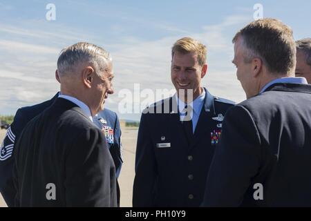 Us-Verteidigungsminister James N. Mattis spricht mit Oberst David Mineau, 354 Fighter Wing Commander, und Alaskan Senator Dan Sullivan auf der Eielson Air Force Base Flug Linie 24. Juni 2018. Mineau, zusammen mit 11 Kommandeur der Luftwaffe, Generalleutnant Kenneth Wilsbach und Chief Master Sgt. Gen Kapuchuck, 354 FW interim command Chief Master Sergeant, Mattis bei der Ankunft begrüßt. Mattis' Reise durch die Indo-pazifischen Region wird ein Besuch nach China, wo er mit hochrangigen Beamten zusammentreffen werden strategische Perspektiven zu wechseln. Stockfoto