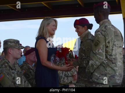 Frau Beth Hilbert, Gatte der eingehenden Kommandant Oberst Joe Hilbert, erhält Blumen von Fallschirmjäger der 82nd Airborne Division Artillerie, 82nd Airborne Division, die während eines Befehls Zeremonie am Fort Bragg, North Carolina, 22. Juni 2018. Die Zeremonie markierte die Übertragung der Autorität für die größten fliegenden Artillerie Organisation der Armee. Stockfoto