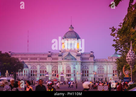 Schönen Abend Blick auf Ananta Samakhom Throne Hall, die ehemalige königliche Empfangshalle im Dusit Palace und die berühmteste Sehenswürdigkeit in B Stockfoto