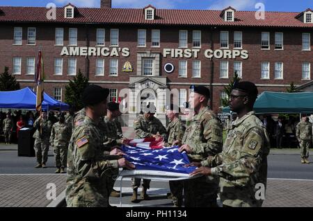 Die Flagge detail Fällen die Farben bei einem Mut, Ehre Retreat Zeremonie zu Ehren von Generalmajor Jeffrey Milhorn, ich Corps stellvertretenden kommandierenden General, am 22. Juni 2018, an Joint Base Lewis-McChord, Washington der Festakt statt, Milhorn zu Ehren, wie er sich vorbereitet, das Kommando über die US-Armee Korps der Ingenieure "North Atlantic Division Stockfoto