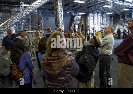 Zivile Arbeitgeber finden Segler Tour dem Littoral Combat Ship USS Omaha (LCS 12) während die Marine Arbeitgeber Anerkennung Fall, 22. Juni 2018. Ausgewählte Arbeitgeber wurden von ihren Navy Reserve Sailor Mitarbeiter nominiert und lud die eintägige Veranstaltung, die eine Tour von Omaha, eine statische Darstellung von Flugzeugen am Fleet Logistics Support Squadron (VR) 57 und die Demonstration der kombinierten Funktionen von Seal Team 17, Naval Special Warfare Group (NSWG) 11 und Hubschrauber Meer Combat Squadron (HSC) 85 enthalten. Stockfoto