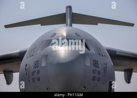 Eine C-17 Globemaster III der 437th Airlift Wing zugewiesen ist, sitzt auf der Flightline während ein Notfallplan Übung in Yokota Air Base, Japan, 25. Juni 2018. Flieger von der 730th Air Mobility Squadron und 374 Bauingenieur Squadron Feuerwehr führte eine simulierte Feuer an Bord einer C-17 als Teil der Einarbeitung Training. Stockfoto