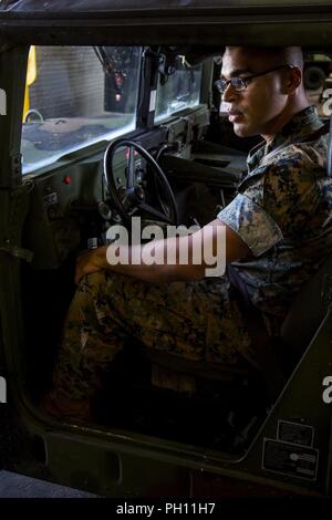 Lance Cpl. Markus Dodd betreibt einen Humvee während einer Fahrt Kurs auf Lager Kinser, Okinawa, Japan, 26. Juni 2018. Motor Transport und Wartung Unternehmen führt regelmäßig Schulungen für verschiedene Kurse fährt einschließlich Humvee, Regierung Fahrzeug und Beifahrer Kurse. Dodd, eine Maschine gunner mit der Taktischen Einsatzbereitschaft und Ausbildung, G-3, 3 Marine Logistik Hauptsitz der Gruppe, 3. MLG, ist ein Eingeborener von Niles, Michigan. Stockfoto