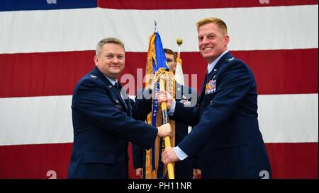 Oberst Max Pearson, 480Th Intelligence, Surveillance, Reconnaissance Wing Commander, Links, präsentiert die Guidon zu oberst Les Oberg, eingehende 694Th ISR Gruppenkommandant, während eine Änderung der Befehl Zeremonie am Osan Flughafen, der Republik Korea, 26. Juni 2018. Oberg führt 80 Flieger, die alle - Quelle, integrierte und Predictive Intelligence Assessments auf Drohung Land, Luft, Raum und Cyberspace Operationen produzieren, verwaltet die Intelligenz Sammlung auf zahlreichen Theater airborne Vermögenswerte und kritische gezielte Unterstützung, die von der Republik Korea Air Kräfte angewiesen ist, 7th Air Force, Pacific Comm Stockfoto