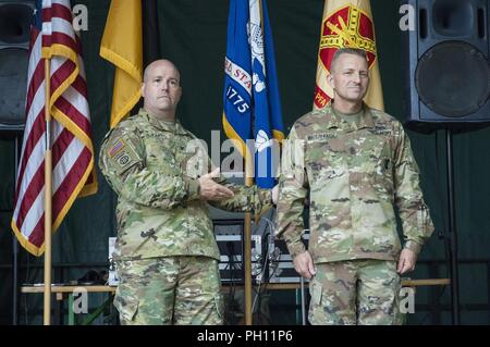 (Links) der U.S. Army Garrison Rheinland-Pfalz Kommandant Oberst Keith E. Igyarto führt USAG RP Command Sgt. Maj. D. Brett Waterhouse an Teilnehmer der Garnison der Ausbildung und Anerkennung Tag, 21. Juni, bei Pulaski Park. Mitglieder der USAG RP Mannschaft zum Training versammelt, ein Gruppenfoto und die Preisverleihung vom Mittagessen und Kameradschaft. Stockfoto