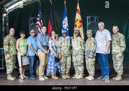 (Links) der U.S. Army Garrison Rheinland-Pfalz Kommandant Oberst Keith E. Igyarto und (rechts) Befehl Sgt. Maj. D. Brett Waterhouse Preisträger gratuliere an der USAG RP die Weiterbildung der Mitarbeiter und Anerkennung Tag, 21. Juni, bei Pulaski Park. Mitglieder der USAG RP Mannschaft zum Training versammelt, ein Gruppenfoto und die Preisverleihung vom Mittagessen und Kameradschaft. Stockfoto