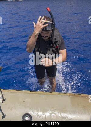 Mittelmeer (22. Juni 2018) Der Maschinist Mate Feuerwehrmann David Horton, von Suttons Bucht, Michigan, und eine Suche und Rettung Schwimmer an Bord der San Antonio-Klasse amphibious Transport dock Schiff USS New York (LPD 21), Sprünge im Wasser zum Schwimmen ein Anruf Juni 22., 2018. New York, homeported in Mayport, Florida, ist die Durchführung von naval Operations in den USA 6 Flotte Bereich der Maßnahmen zur Unterstützung der US-amerikanischen nationalen Sicherheitsinteressen in Europa und Afrika. Stockfoto