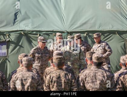 Der mongolischen Streitkräfte Brig. Gen. L. Ganselem, Khaan Quest Direktor 2018, Links, und Alaska Army National Guard Oberst Peter Mondelli, 297Th regionale Unterstützung der Gruppenkommandant und KQ 18 Co - Direktor, gratulieren Mitglieder der mongolischen Streitkräfte für die Fertigstellung der kritischer Wegbereiter, der Fähigkeit Verbesserung Übung auf fünf Hügeln, Mongolei, Juni 25. KQ 18 ist eine kombinierte, multinationale Übung entworfen, um die Fähigkeiten der USA, Mongolische zu stärken, und andere Partner Nationen in internationalen Friedenseinsätzen. Stockfoto