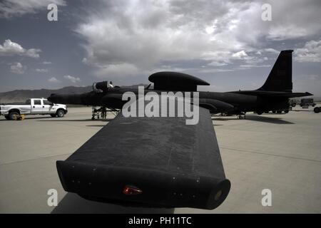 Eine U-2 Dragon Lady, 380 Air Expeditionary Wing, Al Dhafra Air Base, Vereinigte Arabische Emirate, ist für Sie vorbereitet - weg vom Flughafen Bagram, Afghanistan, 22. Juni 2018. Lange und schmale Flügel verleihen die U-2 Segelflugzeug - wie Eigenschaften und ermöglichen, um es schnell zu schweren sensor Nutzlasten auf beispiellose Höhen anheben, halten Sie es für längere Zeit. Die U-2 ist in der Lage, die Sammlung einer Vielzahl von Bildern, einschließlich Multi-spektralen elektro-optischen, Infrarot und Radar mit synthetischer Apertur Produkte, die gespeichert oder gesendet Ausbeutung Zentren zu geschliffen werden kann. Stockfoto