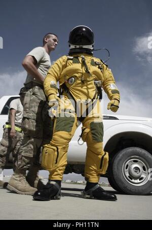 Eine U-2 Dragon Lady Pilot, 380 Air Expeditionary Wing, Al Dhafra Air Base, Vereinigte Arabische Emirate, bereitet an Bord seines Flugzeuges am Flughafen Bagram, Afghanistan, 22. Juni 2018. Die U-2 bietet high-Altitude, Überwachung und Aufklärung, Tag oder Nacht, zur direkten Unterstützung der US-amerikanischen und Alliierten. U-2-Piloten muss eine vollständige Druck Anzug ähnlich denen, getragen von den Astronauten, wie sie in Höhen über 70.000 Fuß fliegen kann. Stockfoto