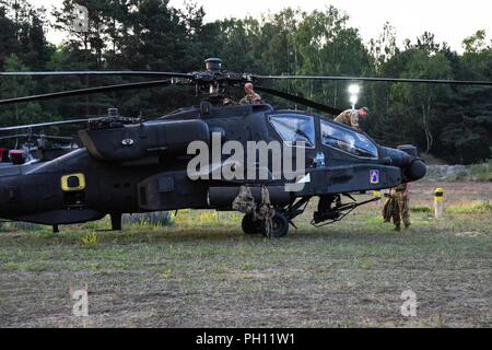 Us-Soldaten mit dem 12 Combat Aviation Brigade (12 CAB) Die AH-64 Apache und CH-47 Chinook Hubschrauber Vorbereitung für den take-off von Zagan, Zagan, Polen, 21. Juni 2018. Die 12 CAB abgeschlossen Der Sabre Streik 2018 Übungen und ist auf dem Weg zurück zur U.S. Army Garrison Ansbach, wo die Brigade stationiert ist. Stockfoto